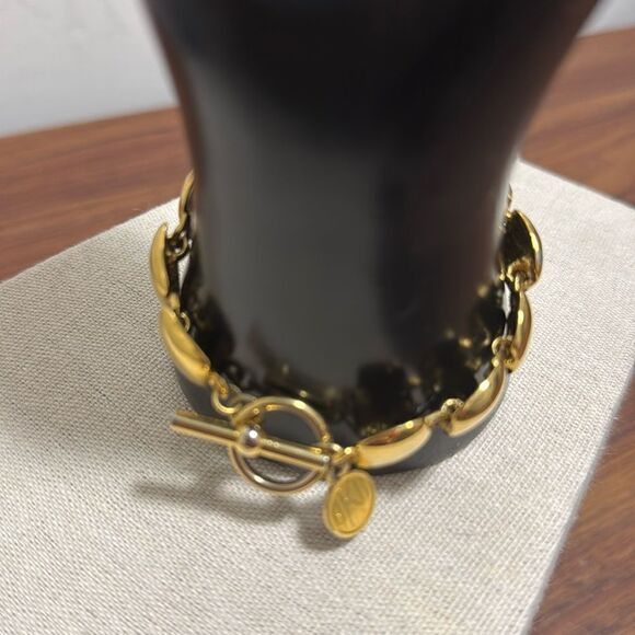 Anne Klein Signed Vintage Gold Tone Square Link Toggle Closure Bracelet. - Picture 5 of 6